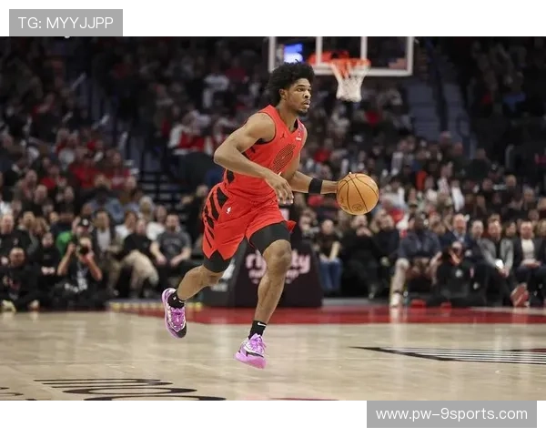 开拓者小将灵活突破,亨德森拉杆得分