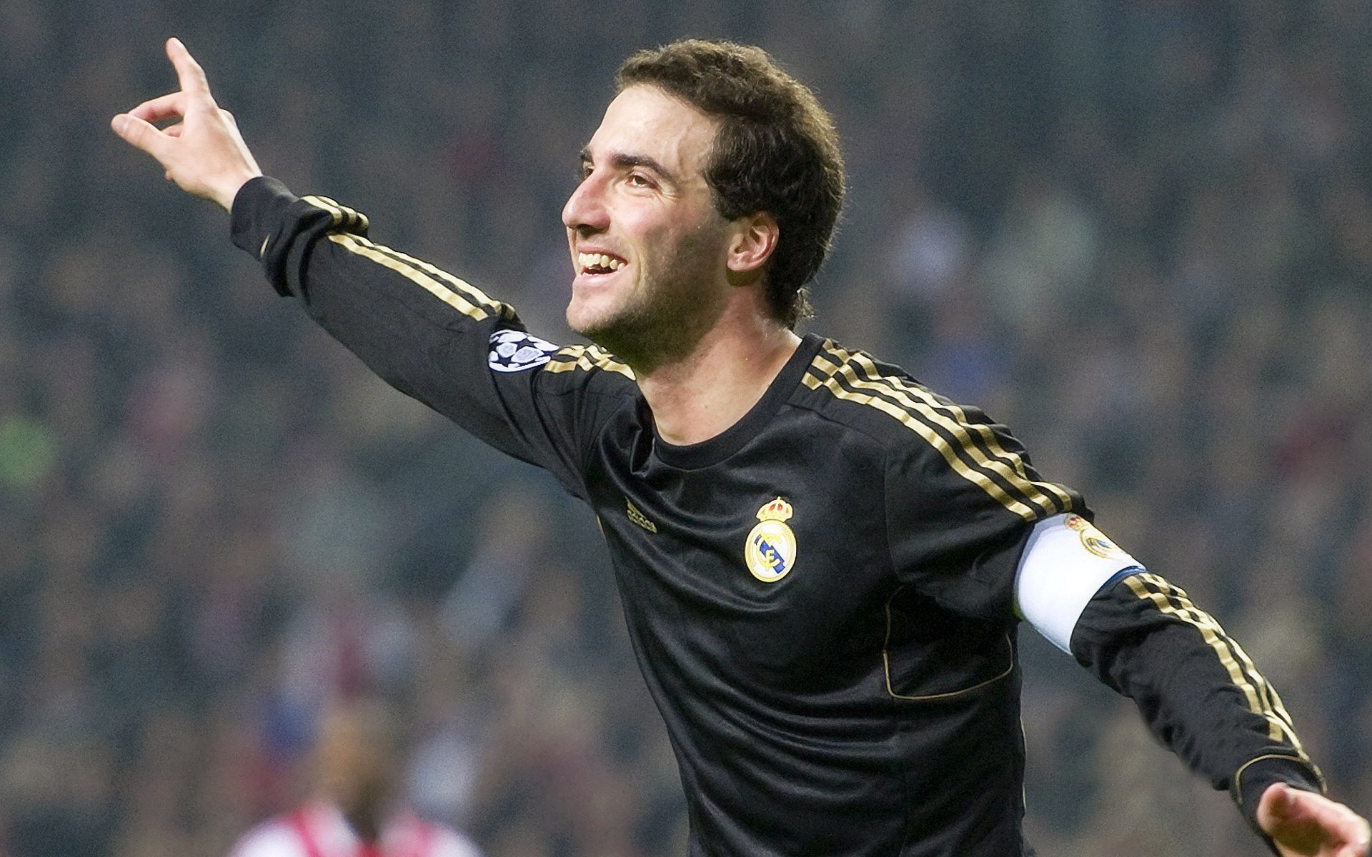 热刺利用中场厚度组织有效反击，热刺中场球员